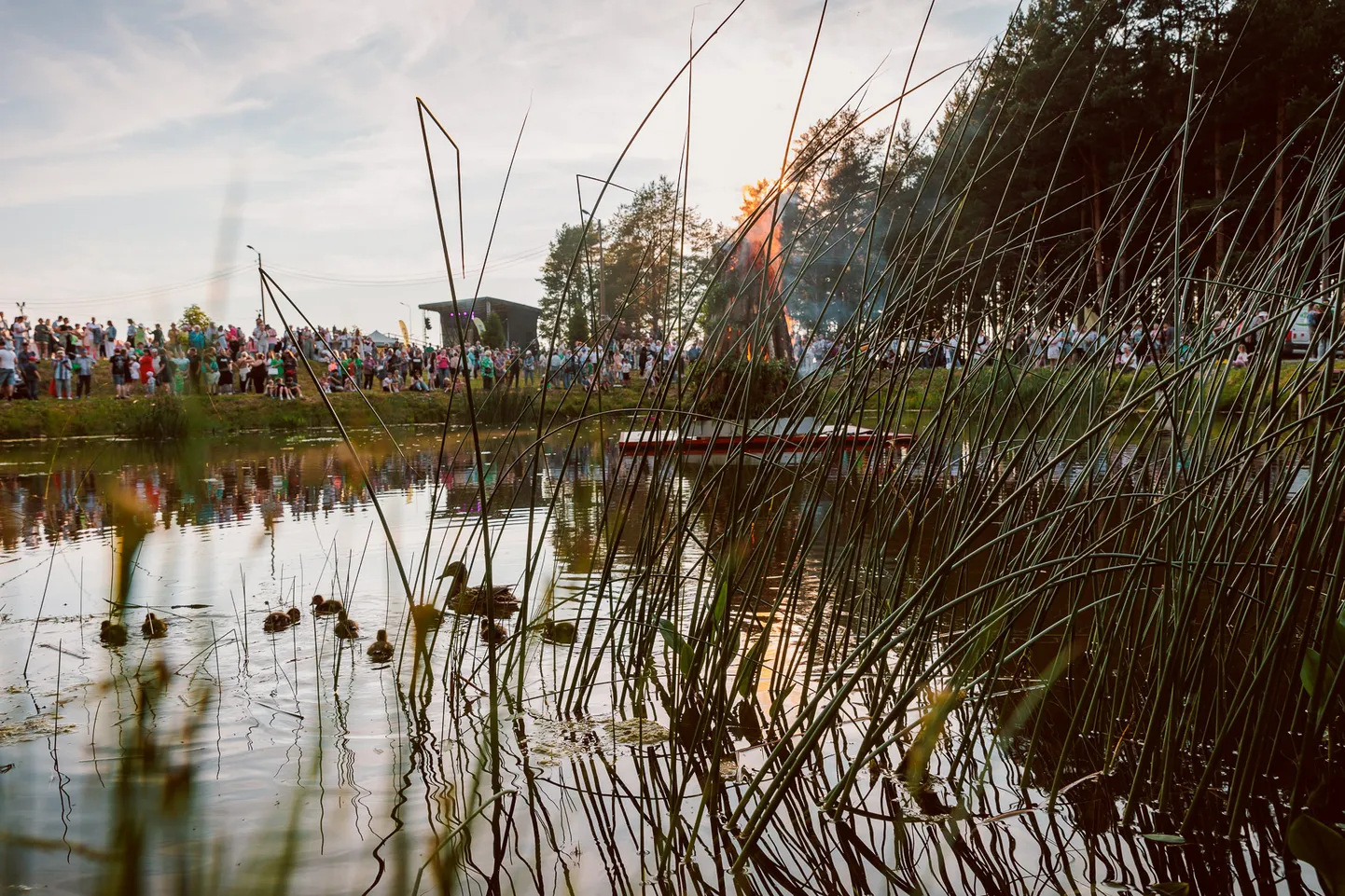 У пруда возле Ореховой горки в Нарве вечером 23 июня проходил большой народный праздник зажжения костра Яановой ночи.