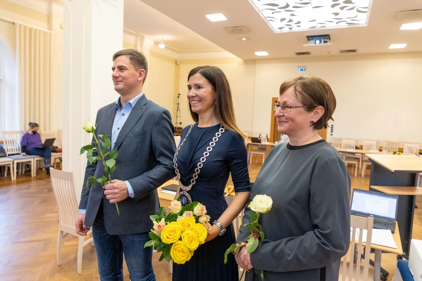 Paide abilinnapea Karl Jakobson (vasakult), linnapea Siret Pihelgas ja abilinnapea Piret Moora.