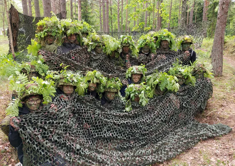 Naiskodukaitsjad sõdurioskuste baaskursusel.