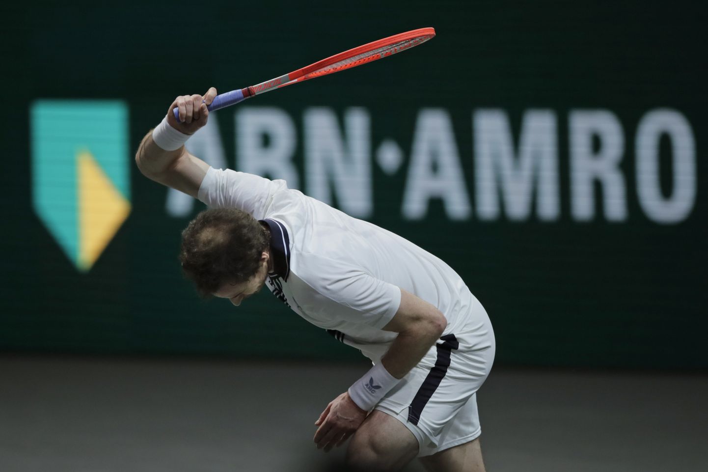 Brit tennisemängija Andy Murray 3. märtsil Rotterdamis . Venelase Andrei Rublevi vastu otsis ta rohtu reketi lõhkumisest.