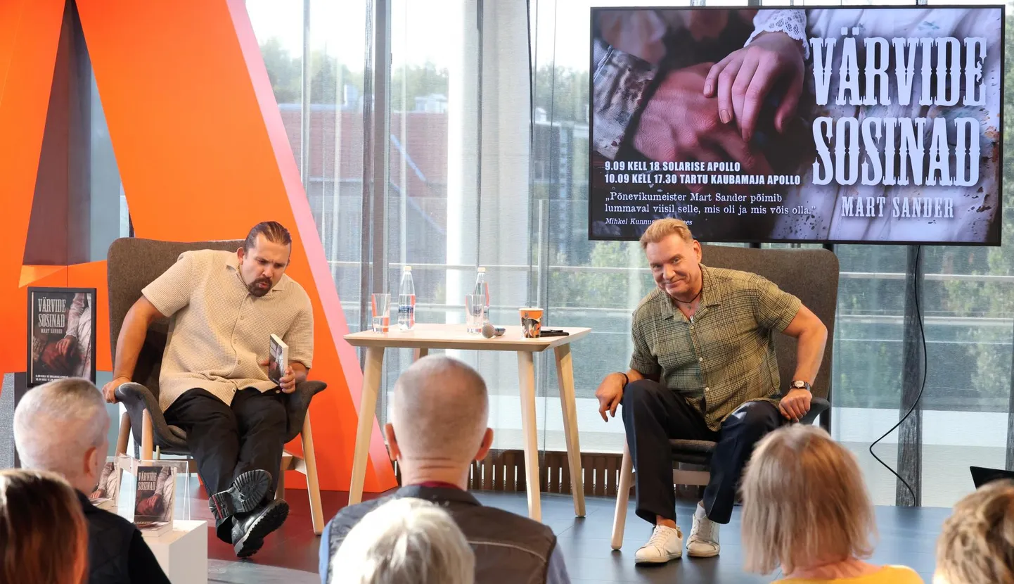 Mart Sanderi « Värvide sosinate» ilmumise puhul vestles autoriga (paremal) septembri alguses Tartu Apollo publiku ees Mihkel Kunnus.