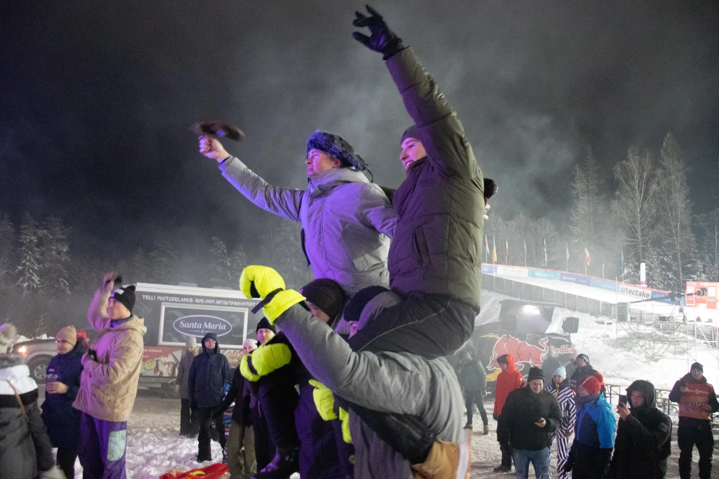 Suusafännid Tehvandi suusahüppetorni jalamil.