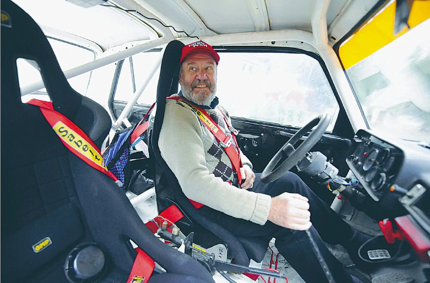 See Lada 2105 on Villu Mättiku treeninguauto, millega vanameister tänavu osales ka Eesti rallidel. Võistlusauto Lada 2101 ootab peremeest Saksamaal.