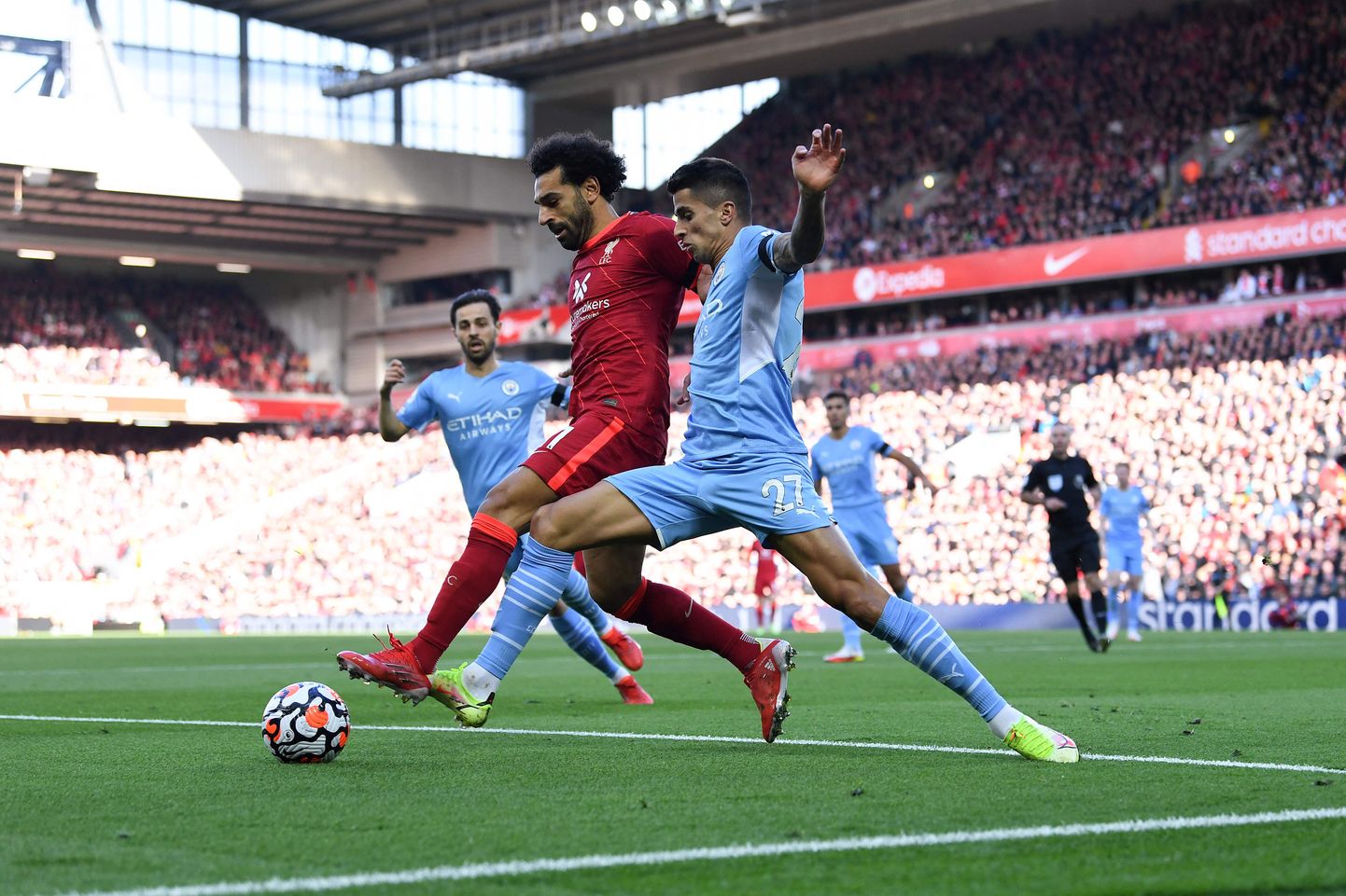 Liverpooli ründaja Mohamed Salah ja Manchester City kaitsja Joao Cancelo palli pärast võitlemas.