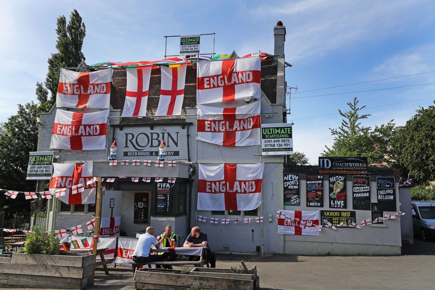 Kuigi Inglismaa koondis jõudis suurturniiril viimati nelja parema sekka 1996. aastal, nauditakse kodumaal endiselt tugevat ja värvikat toetust. Nõnda on ehitud ära üks pubi South Shieldsi linnakeses Põhja-Inglismaal.