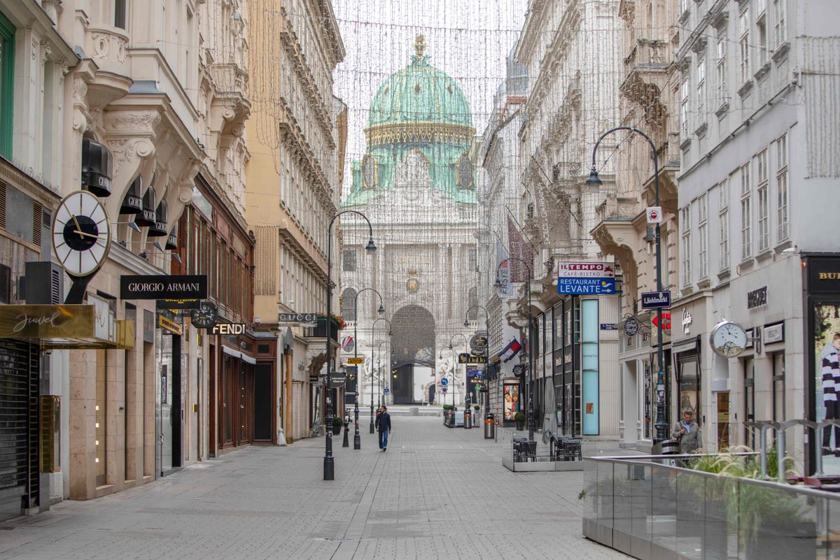 Пустая торговая улица в центре Вены 3 ноября 2020 года.