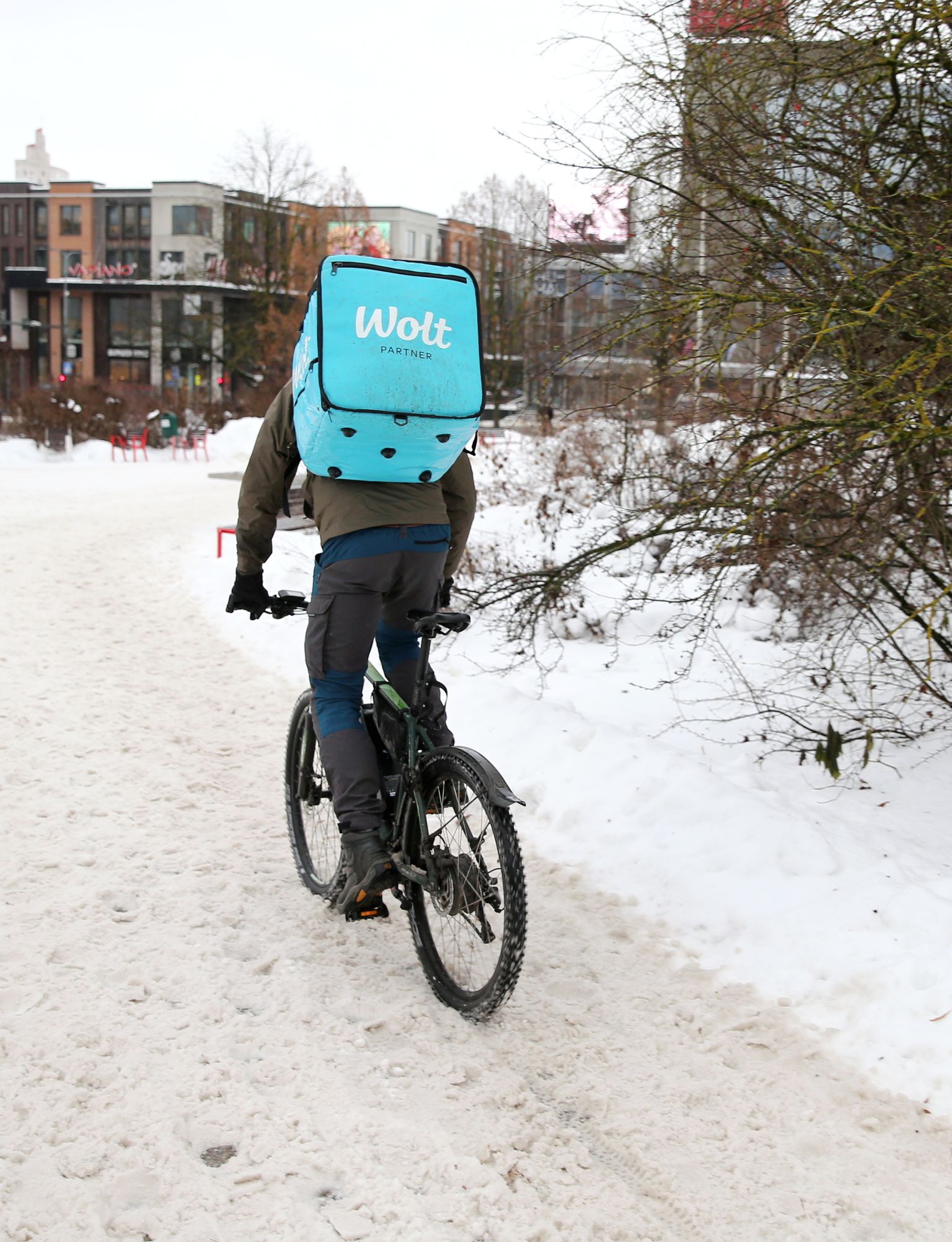 Wolti kuller liiklemas Tartu lumistel tänavatel.