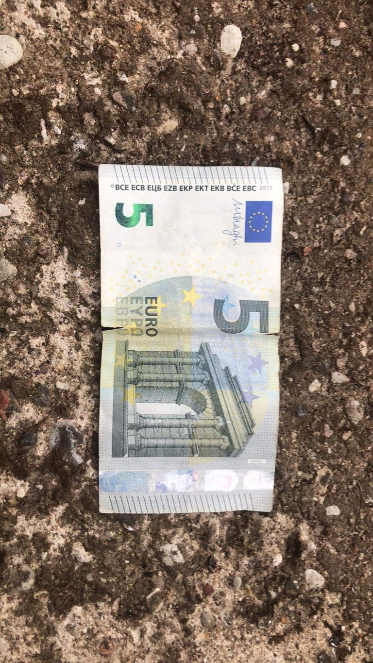Снятая в банкомате банкнота, которая, по мнению водителя автобуса, оказалась слишком порваной.