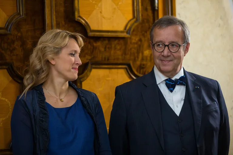 Toomas Hendrik Ilves 2016. aasta lõpus Kardioru lossis Ieva Ilvesega. Kingitud Elu fondile annetas Ilves kolm kikilipsu. / EERO VABAMÄGI/PM/SCANPIX BALTICS