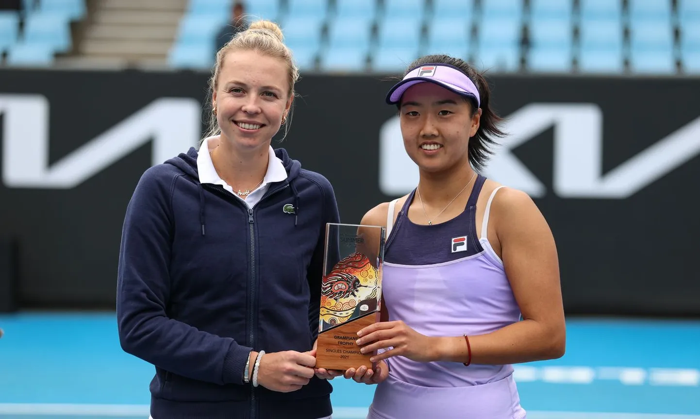Anett Kontaveit (vasakul) ja Ann Li karikat jagamas.