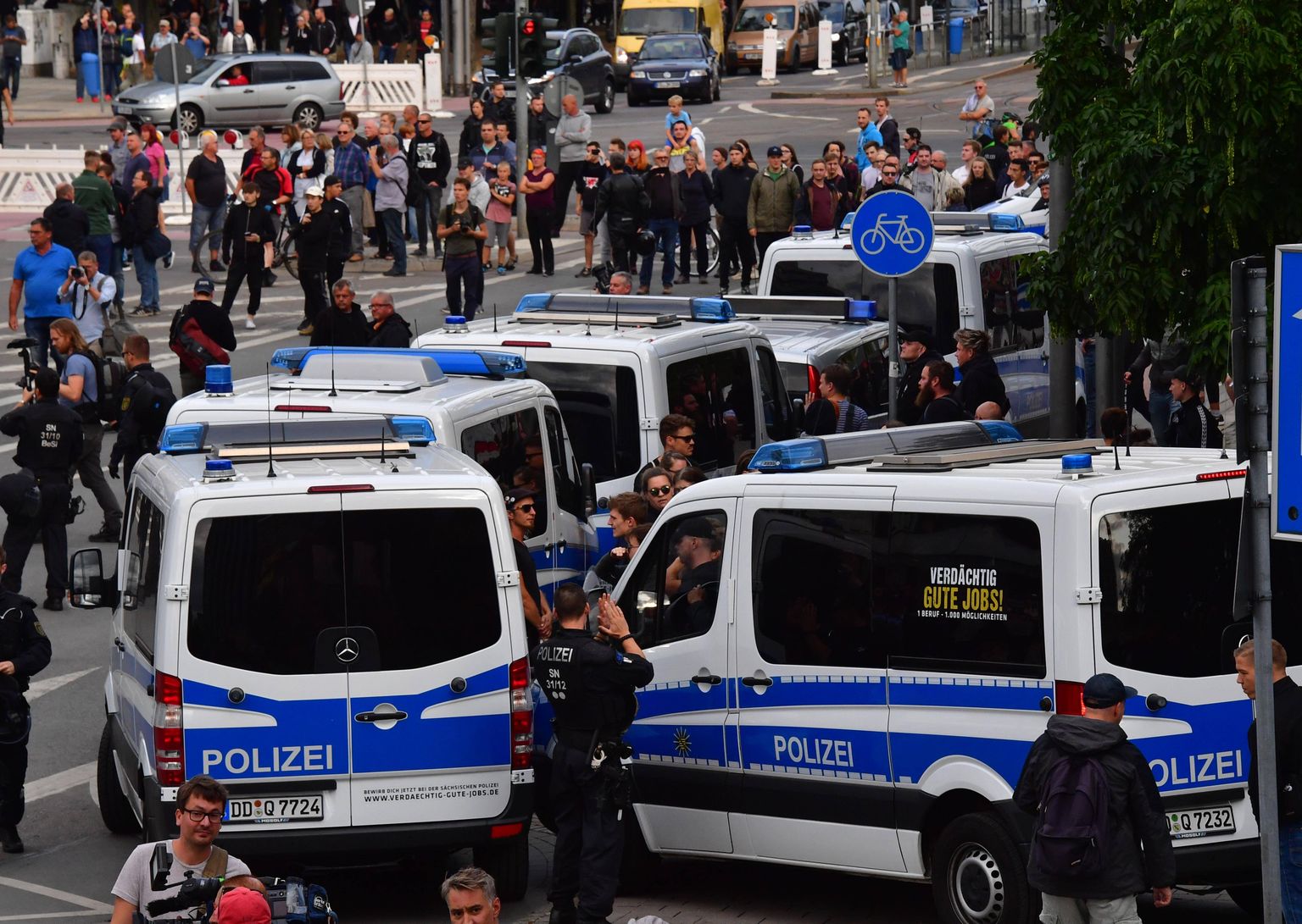 Meeleavaldajad ja politseiüksused Chemnitzis.