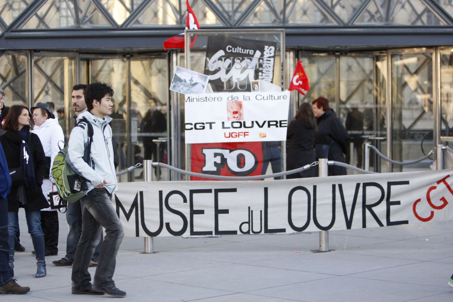 Meeleavaldusele viitav plakat Louvre'i ees.