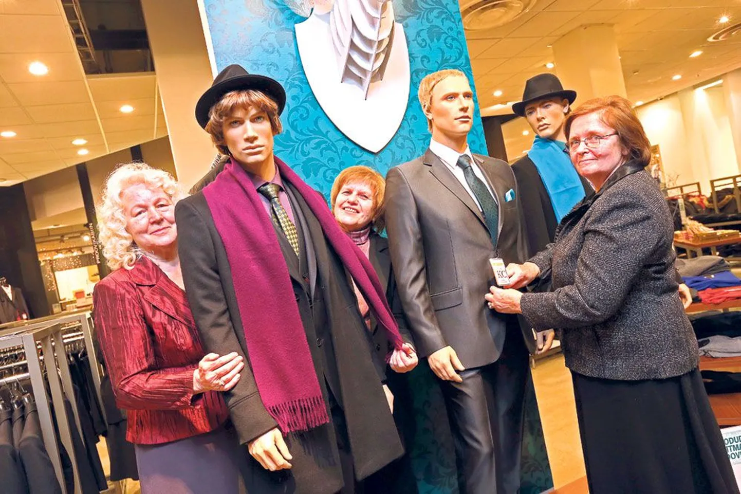 Tartu uues kaubamajas töötavad müüjad Helle-Mai Zõbina (vasakult), Anne Sisask ja Ellen Madal hakkasid üle tänava jäävas Tartu vanas kaubamajas tööle 47 aastat tagasi.