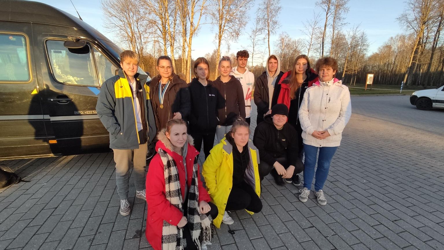 Viljandi spordikool osales pühapäeval Raplas peetud juunioride õhkrelvadest laskmise meistrivõistlustel kümne õpilasega. Nende treener on Kairi Heinsoo (paremal).