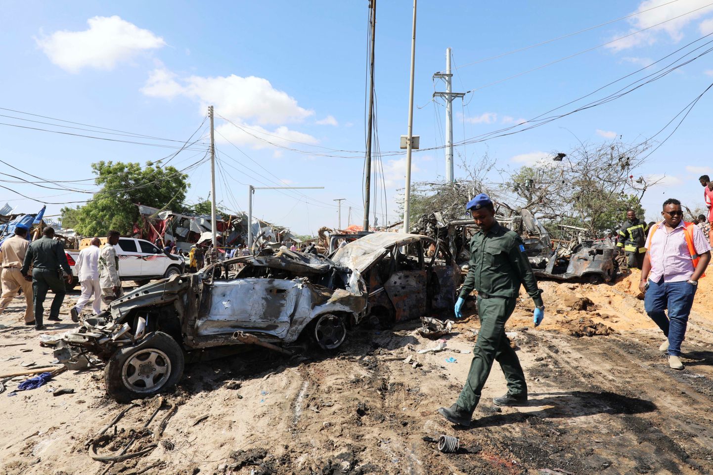 Somaalia politseinik plahvatuse sündmuskohas Muqdishos 28. detsembril 2019.