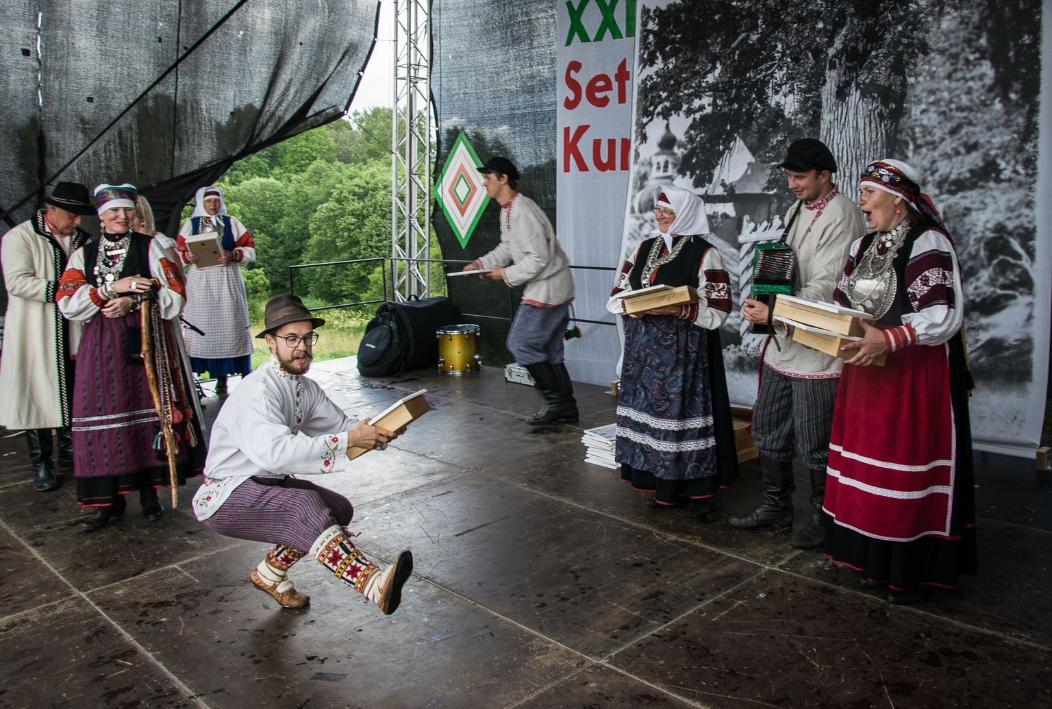 Äsja ülemsootskaks valitud Piret Torm-Kriis (vasakul) jälgib tantsijat kuningriigipäeval 2017 Luhamaal meistrite väljahõikamisel. Foto pärineb Harri Sundelli näituselt «Setomaa elu», mida oli 3. - 28. jaanuarini võimalik vaadata Helsingis Töölö raamatukogus.