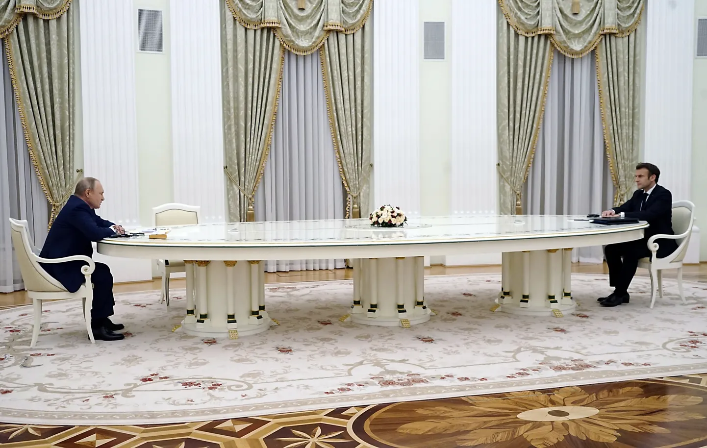 Путин и Макрон беседовали в Кремле, сидя за длинным белым столом