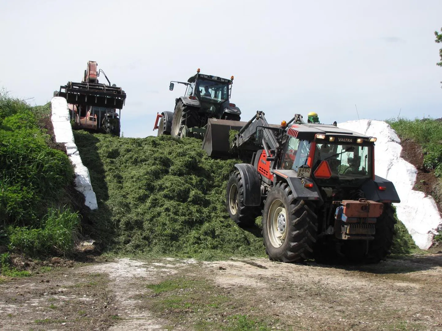 Traktorid Väätsa Agro siloaugus.
