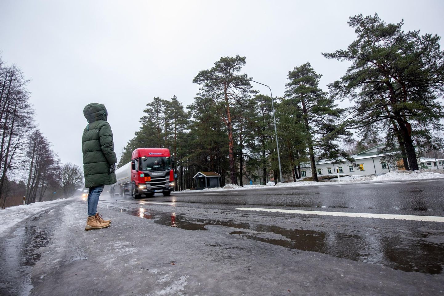 Täiskasvanulegi on maantee ületamine Võistes küllalt keeruline, sest liiklus on Via Baltical tihe.