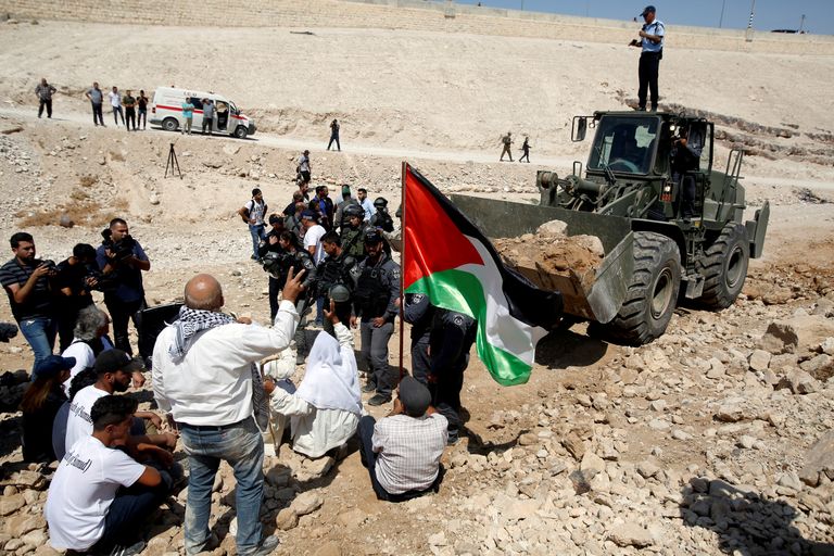 Israeli buldoosri ette kogunenud meeleavaldajad protestimas Iisraeli kava vastu lammutada Khan al-Ahmari küla Läänekaldal.