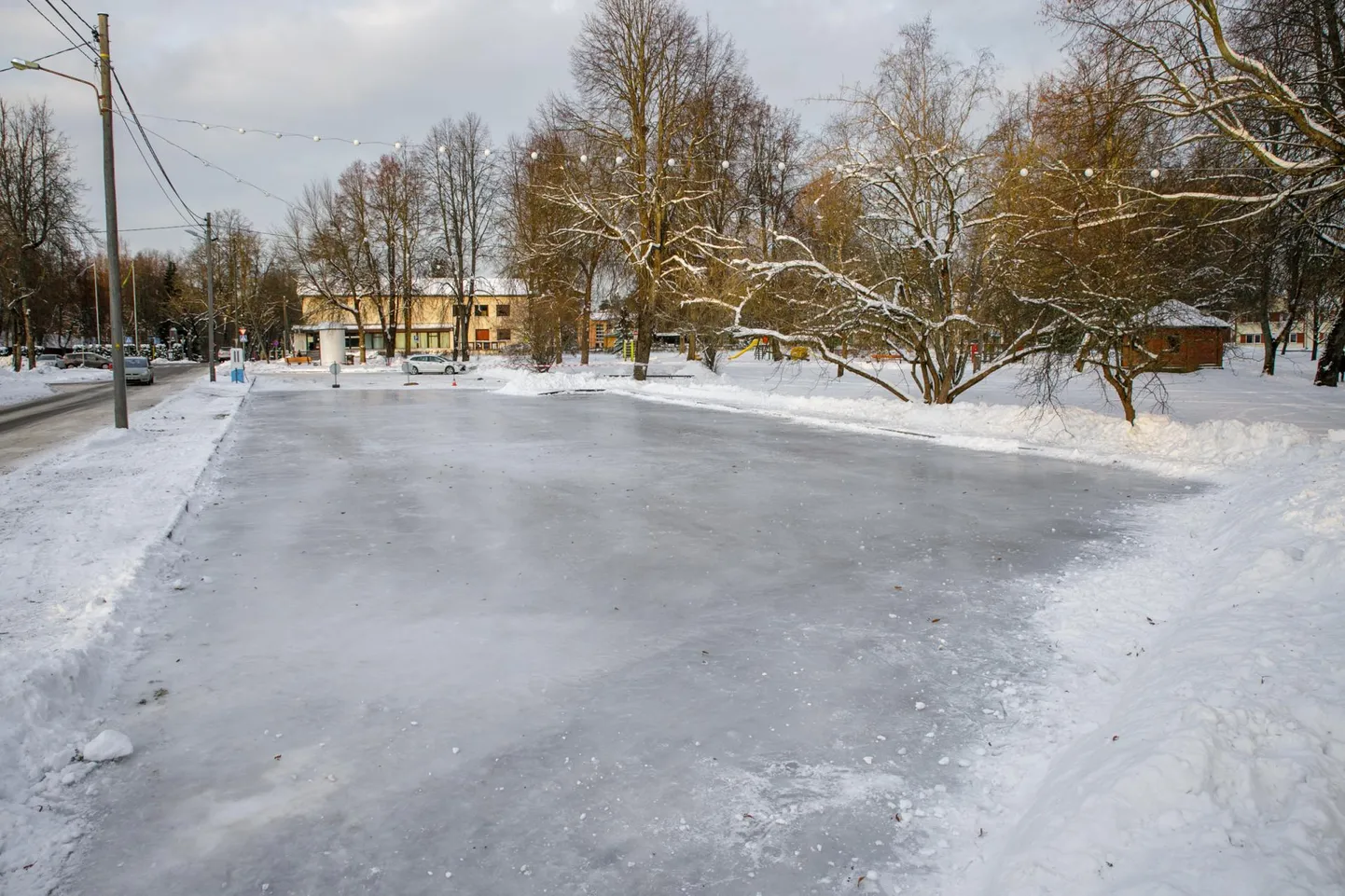 Kilingi-Nõmme südalinnas on uisusõprade kastuses Turu tänava äärsest parklast kujundatud liuväli.