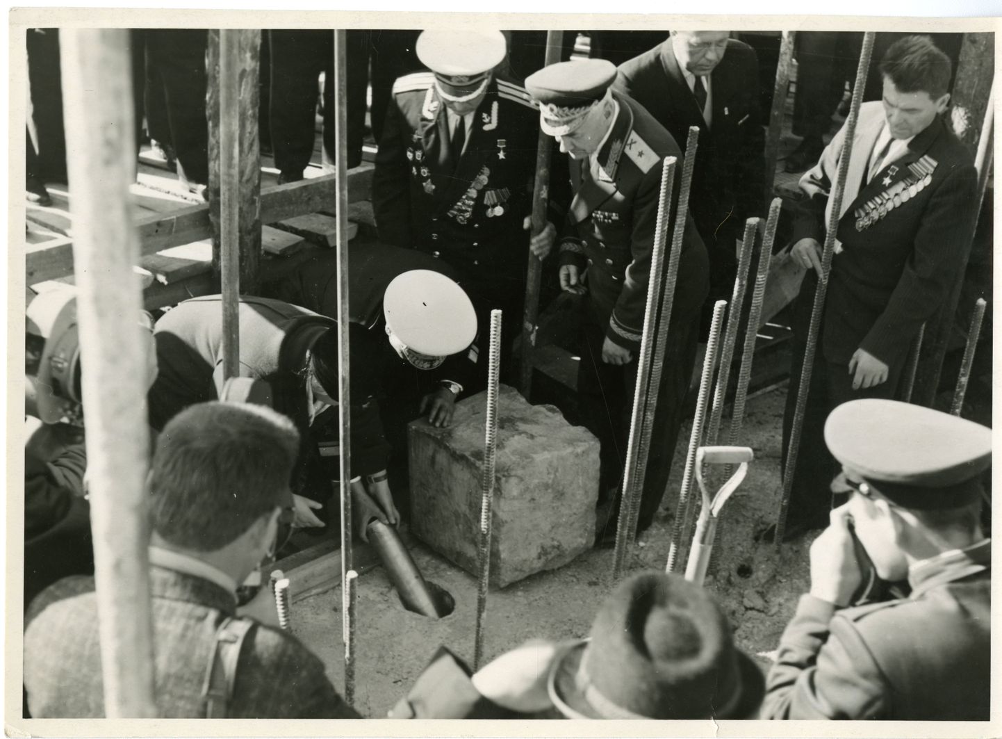 17. SEPTEMBER 1966: Sündmuse olulisusest annab vahest pildi tõsiasi, et koos kõrgete Nõukogude sõjaväelastega andis nurgakivisse pandud ürikule oma allkirja ENSV ministrite nõukogu esimehe asetäitja Arnold Green.
Saaremaa muuseum