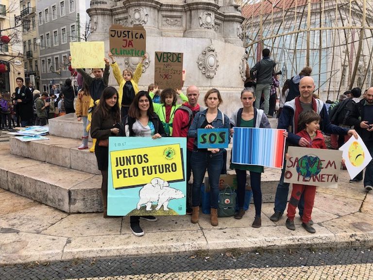 Carla Franco ja Ines Soeiro, kes esindavad Portugali #parentsforfuture liikumist, tulid streigile koos peredega.