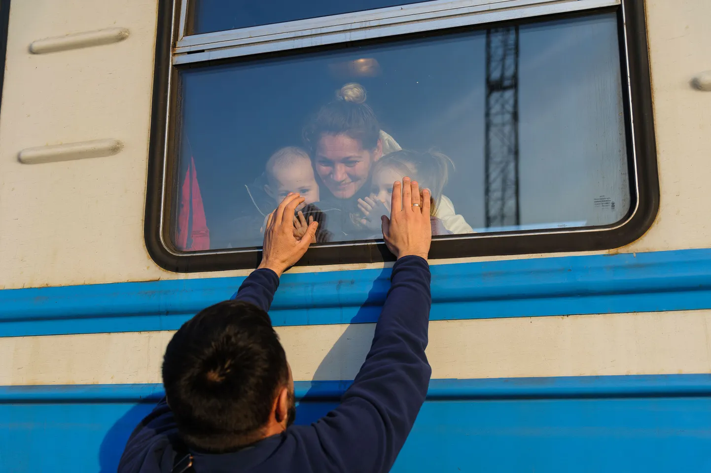 Lvivi raudteejaamas jätab pereisa hüvasti rongiga Poola poole liikuva perekonnaga. Foto on illustratiivne.