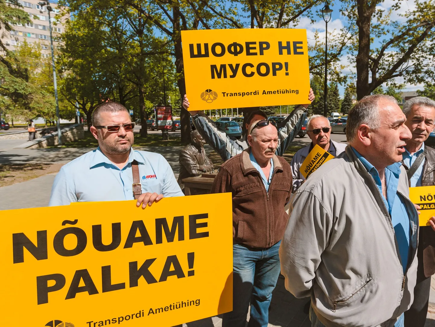Пикет водителей автобусов в Нарве.