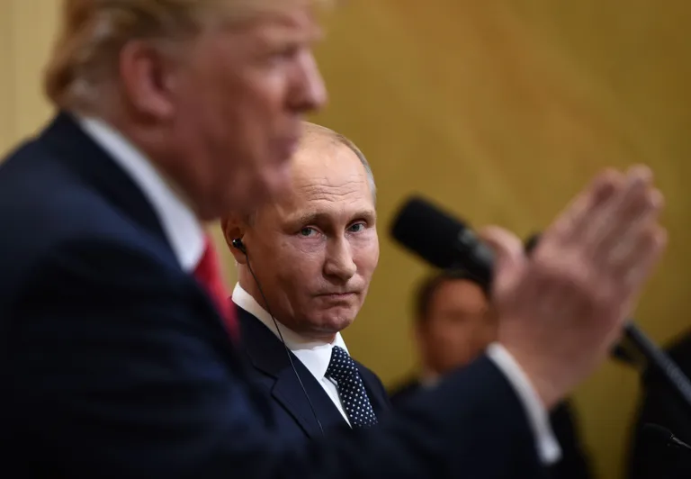 Путин смотрит на Трампа во время переговоров в Финляндии, Хельсинки, 15 июля, 2018 года.