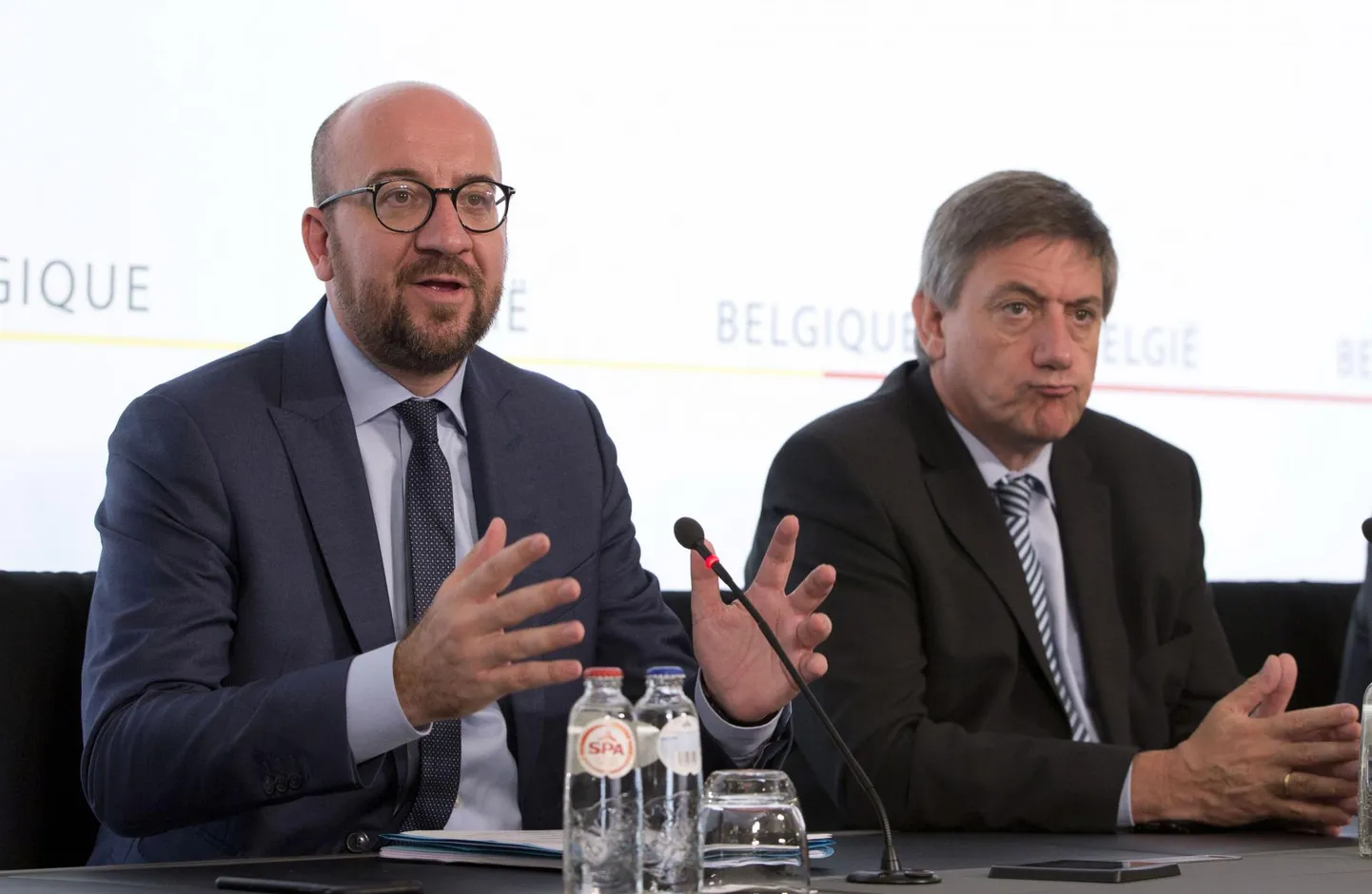 Belgia peaminister Charles Michel (vasakul) ja eile siseministri ametist tagasi astunud flaami rahvuslane Jan Jambon.