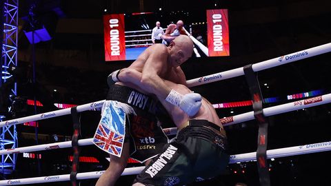 VIDEO ⟩ Fjūrijs ar jaudu atgriežas un uzvar Mahmudovu