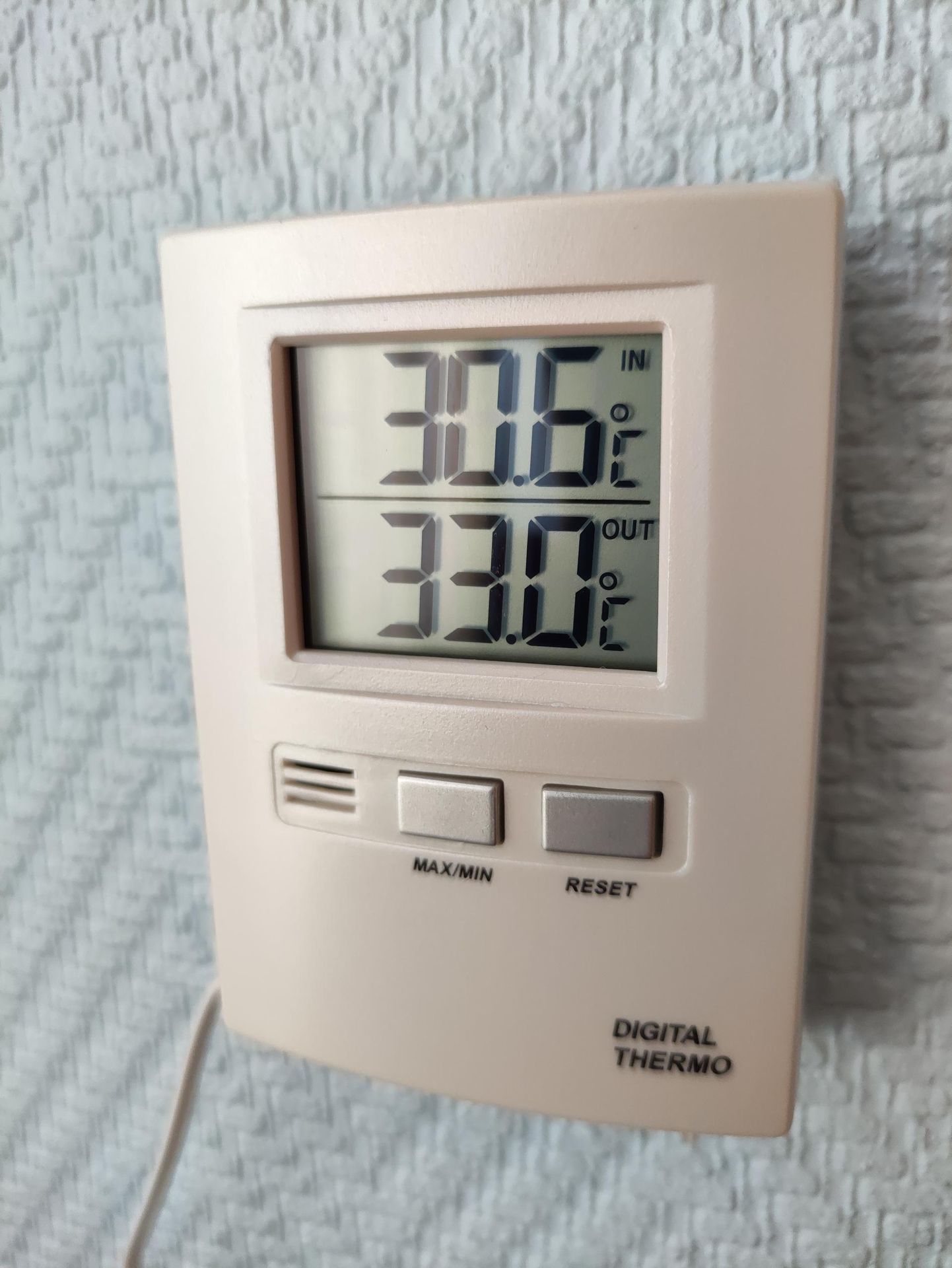 Juuni kuumatipuks mõõtis Viljand ilmajaam vilus 33 kraadi 28. juunil. Pildil on Paalalinna kortermaja termomeeter järgmisel hommikul, mil välisõhk soojenes päikese käes 33 kraadini ja toas oli 30,6 kraadi.