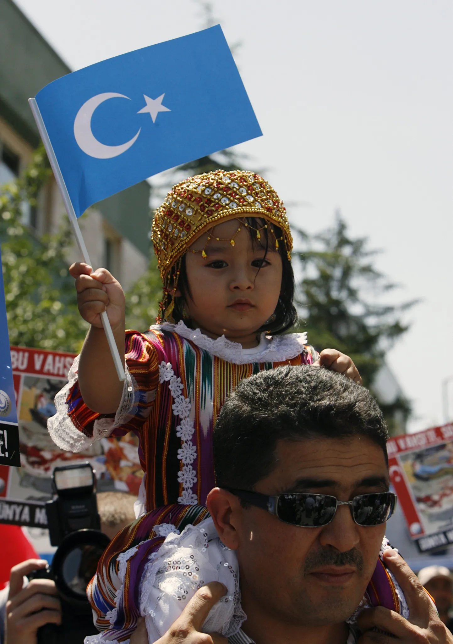 Türgis elav uiguuri tüdruk Türkistani lipuga tänavu 5. juulil Ankaras Hiina saatkonna ees peetud meeleavaldusel.