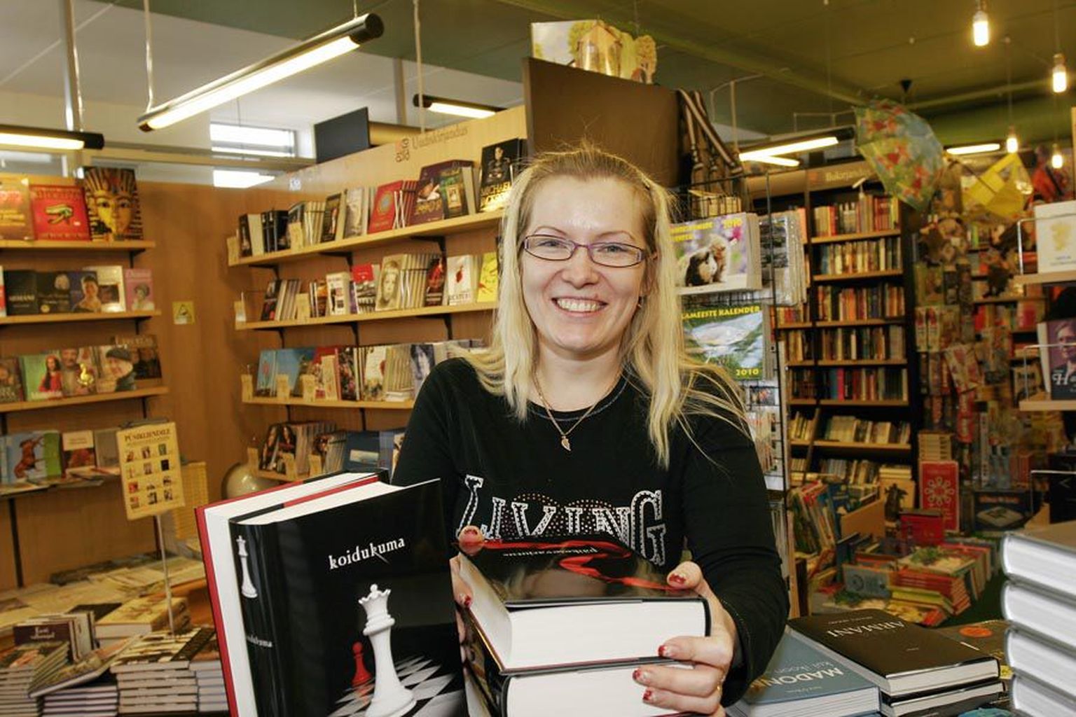 Rahva Raamatu Viljandi poe juhataja Kairi Tamre rõõmustab Stephenie Meyeri «Koidukuma» üle, mis püsib poe müügiedetabeli tipus.