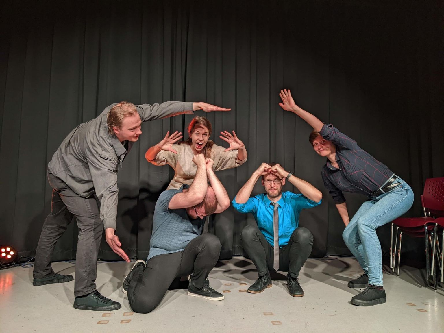 Ruutu10 improvisatsioonitrupi liikmed (paremalt) Helen Nurm, Martin Junna, Kadri Kalle, Andres Kalle ja Jürmo Mehine võtsid naeruhäälitsuse ha-ha-ha! peale sisse seesuguse spontaanse poosi.