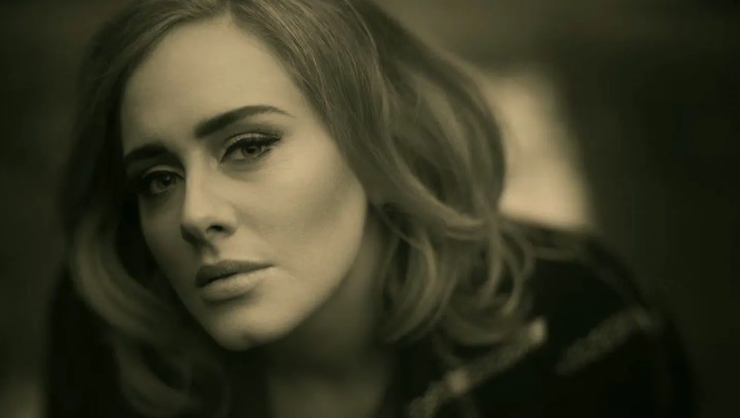 Kaader Adele'i videost «Hello».