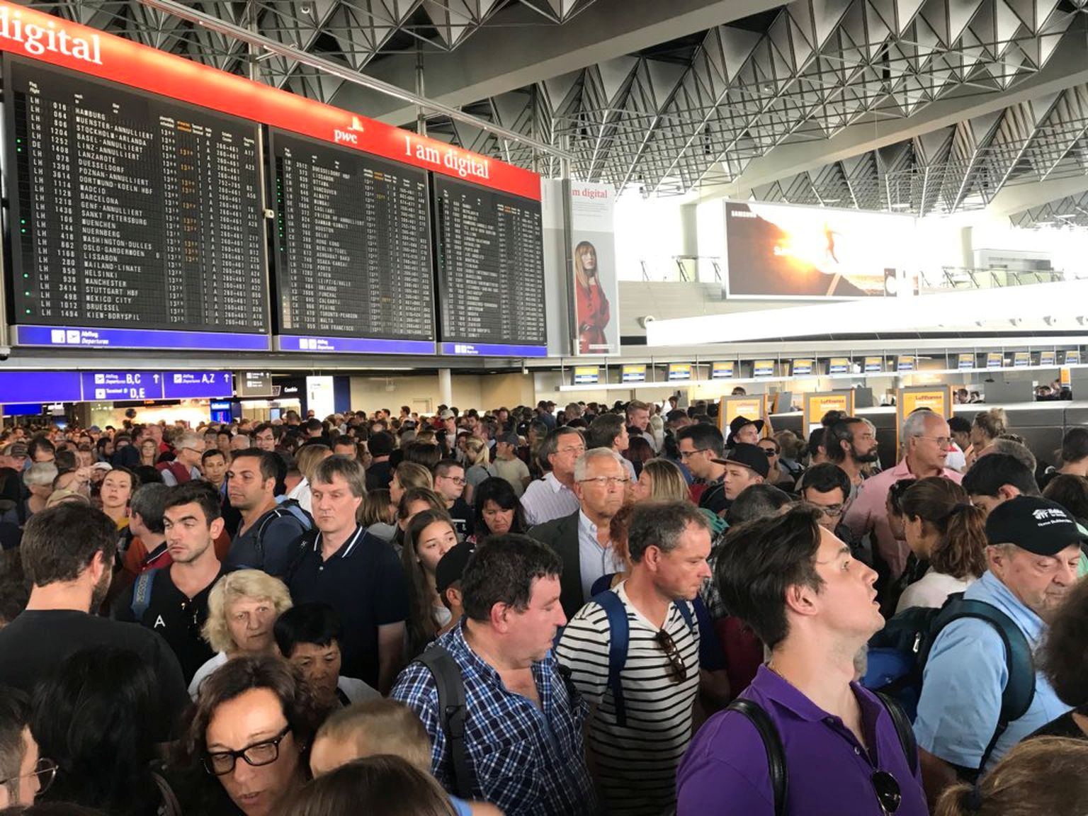 Reisijad Frankfurdi lennujaamas pärast evakueerimist.
