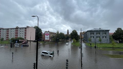 ФОТО, ВИДЕО ⟩ Центр Тарту тонет: в городе образовались озера и водопады