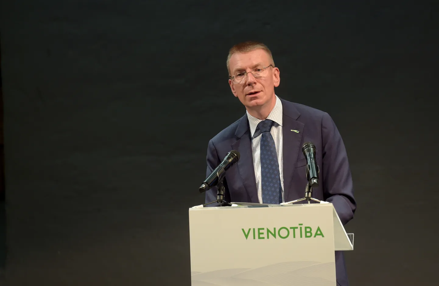 Ārlietu ministrs Edgars Rinkēvičs uzrunā klātesošos partijas "Vienotībaa" kongresā Spīķeru koncertzālē.