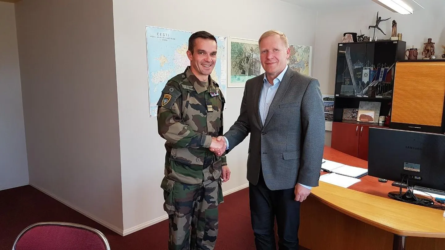Tapal paikneva Prantsusmaa üksuse komandör kolonel Guillaume Trohel (vasakul) ja Tapa vallavanem Riho Tell.
