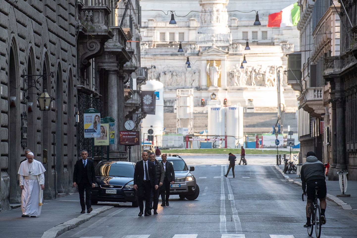 Paavst Franciscus jalutas eile Vatikani ja Rooma tänavtel, mis koroonaviiruse puhangu tõttu on muutunud inimtühjaks.