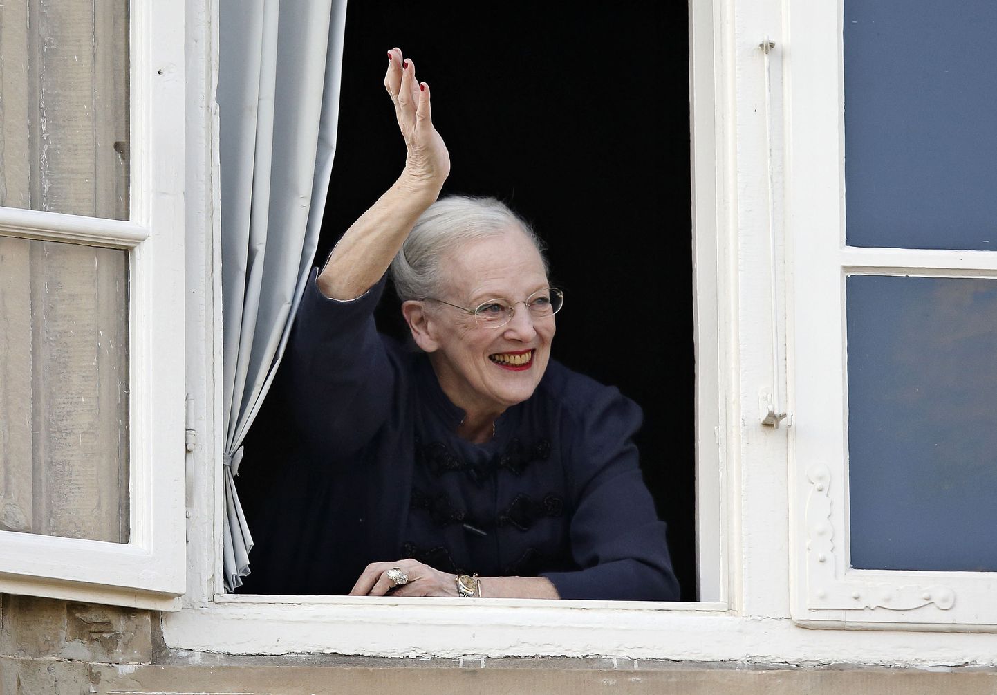 Taani kuninganna Margrethe II lehvitamas 16. aprillil 2015 Fredensborgi lossi aknast