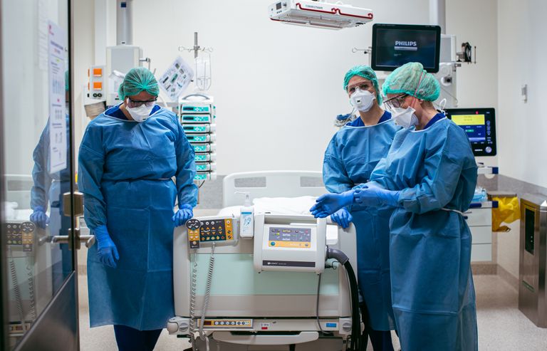 Врачи Северо-Эстонской региональной больницы готовятся принять пациента.