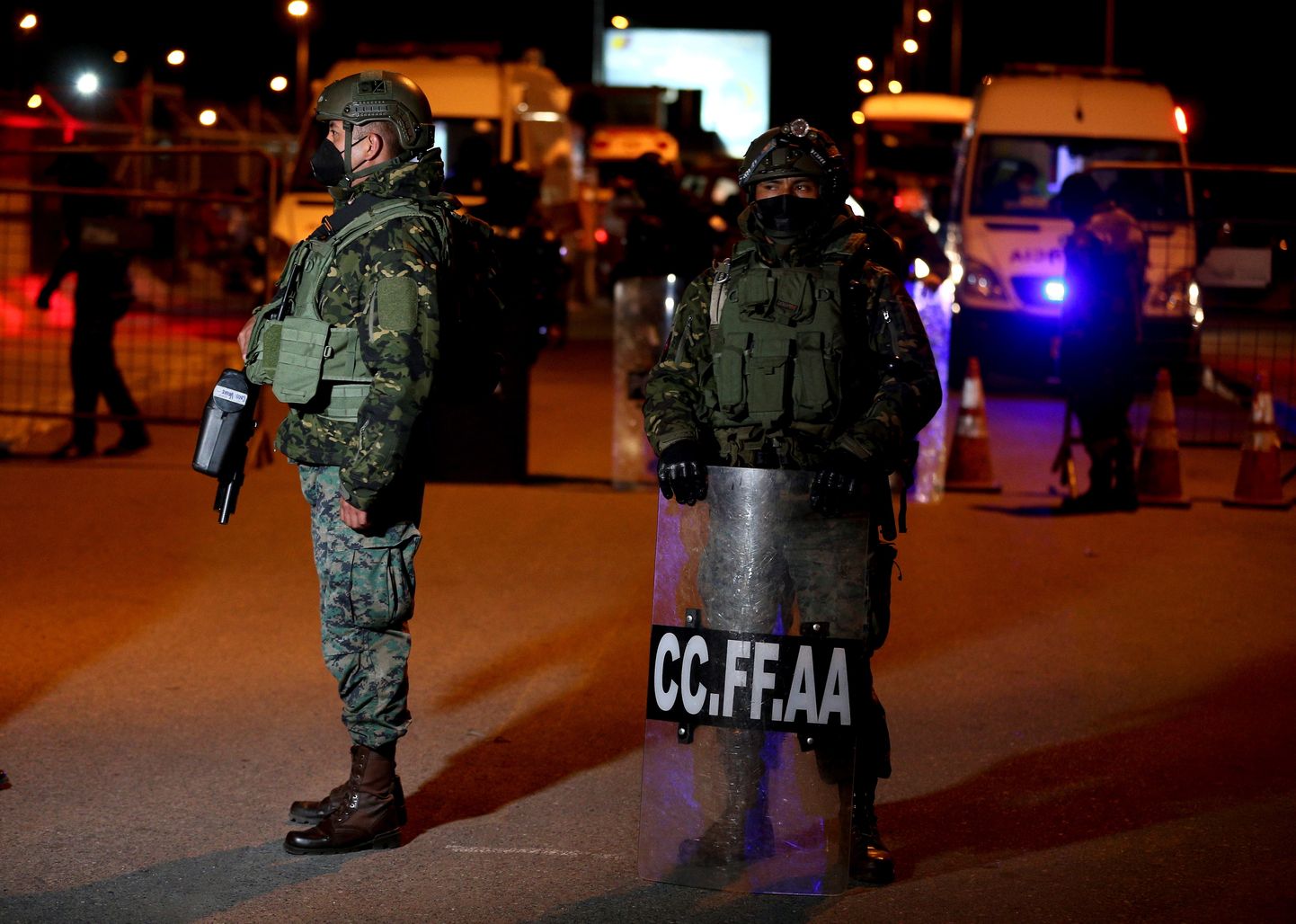 Ecuadori sõdurid valvamas vanglat pärast ohvreid nõudnud rahutusi.