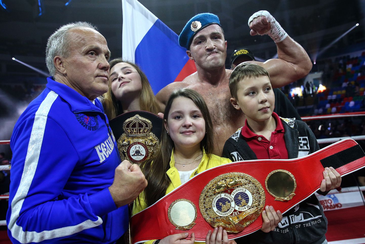 Лебедев после победы над Рамиресом (22 мая 2016). В нижнем ряду его отец, дочери и племянник.