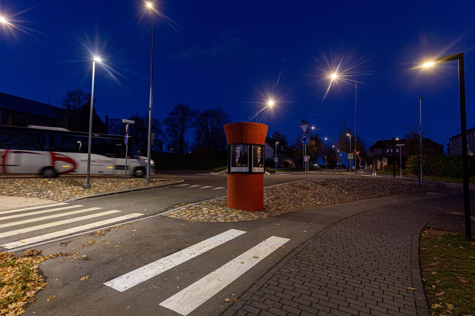 Viljandi linnavalitsus pole pidanud tänavavalgustuse vähendamise peale mõtlema, sest fikseeritud elektri hind on aidanud kulud paigal hoida.