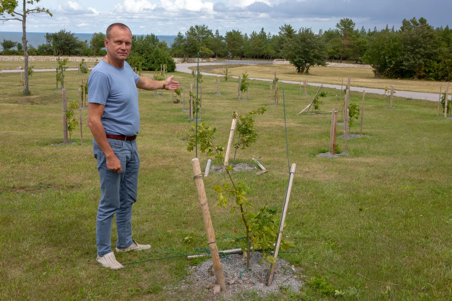 PURUKSSÕIDETUD TUGIPOSTID: Paljude saarlaste tööd ei pidanud tammikus “rallitanud” sõidukijuht millekski. Ettevõtja Alver Sagur ei osanud sellist vandaalitsemist oodata.