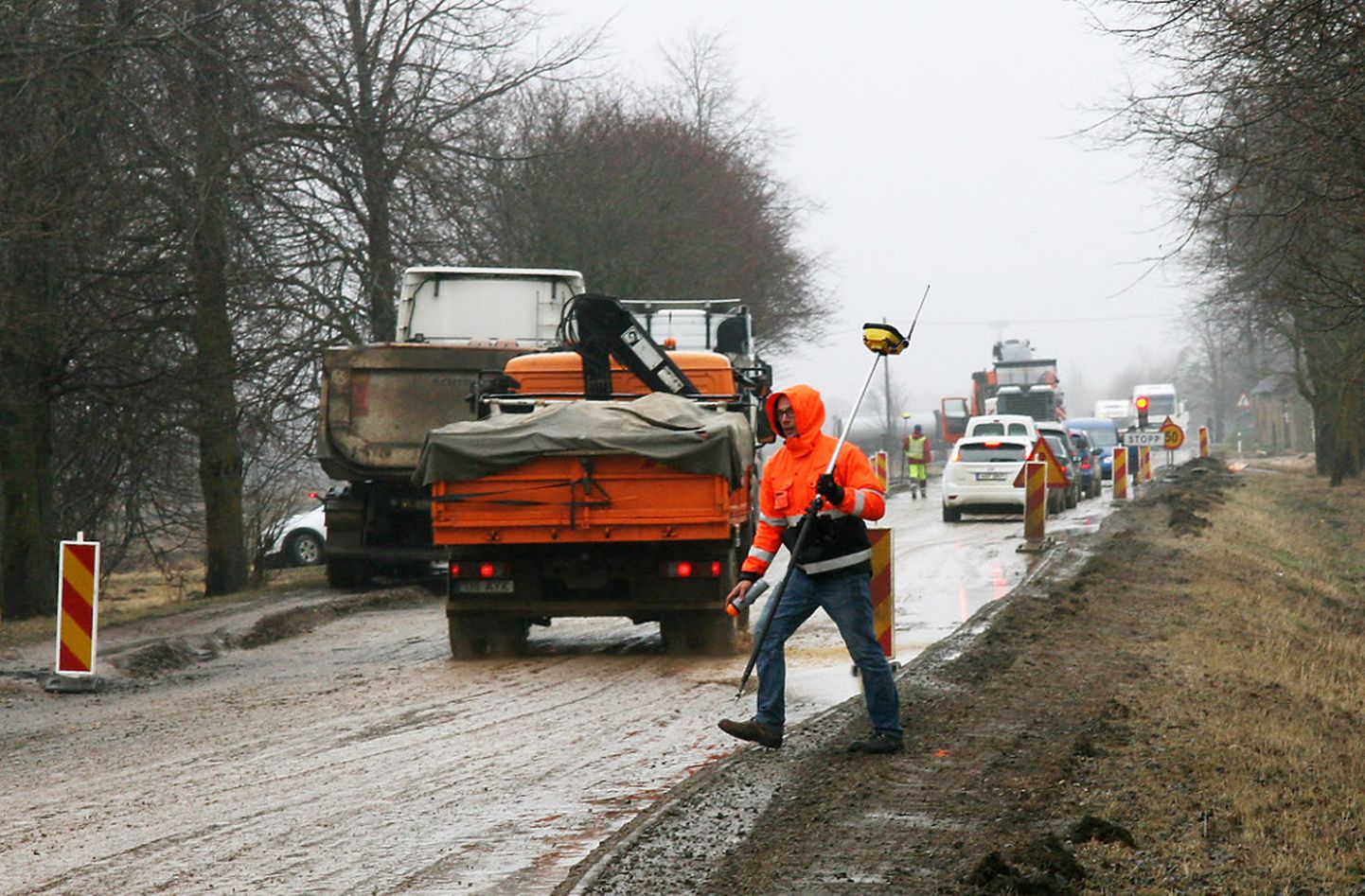 Jõhvi-Ereda tee ehitustööd pikendavad sõiduaega kuni kümme minutit, kuid töödega, mis liiklejaid häirivad, lubatakse valmis saada juba juunikuus. 

PEETER LILLEVÄLI
