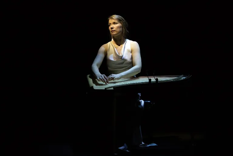 Mängib Anna-Liisa Eller.